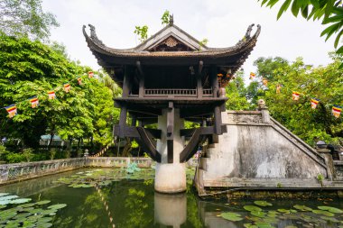 İkonik bir Pillar Pagoda, Chua Mot Cot, Hanoi, Vietnam 'da tarihi bir Budist tapınağıdır.