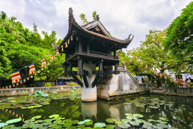 İkonik bir Pillar Pagoda, Chua Mot Cot, Hanoi, Vietnam 'da tarihi bir Budist tapınağıdır.