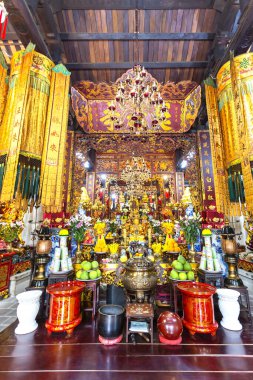 Sunaklarla birlikte Hanoi, Vietnam 'daki geleneksel Budist türbesi Dien Huu' da