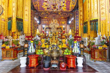 Sunaklarla birlikte Hanoi, Vietnam 'daki geleneksel Budist türbesi Dien Huu' da