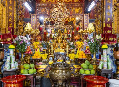 Sunaklarla birlikte Hanoi, Vietnam 'daki geleneksel Budist türbesi Dien Huu' da