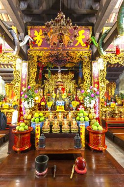 Sunaklarla birlikte Hanoi, Vietnam 'daki geleneksel Budist türbesi Dien Huu' da