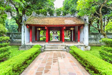 Tarihi Edebiyat Tapınağı 'nın geleneksel kırmızı ve gri kapısı, Van Mieu, Hanoi, Vietnam