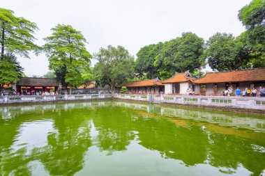 Hırsız Quang Tinh göleti boyunca Hanoi, Vietnam 'daki tarihi Edebiyat Tapınağı' na bakın.