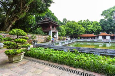 Hırsız Quang Tinh göleti boyunca Hanoi, Vietnam 'daki tarihi Edebiyat Tapınağı' na bakın.