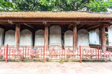 Vietnam 'ın ilk üniversitesi HANOI' daki Edebiyat Tapınağı 'ndaki tarihi Doktor Stelae manzarası.