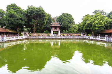 Hırsız Quang Tinh göleti boyunca Hanoi, Vietnam 'daki tarihi Edebiyat Tapınağı' na bakın.