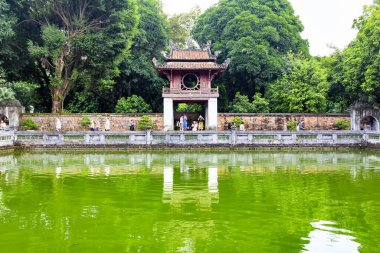 Hırsız Quang Tinh göleti boyunca Hanoi, Vietnam 'daki tarihi Edebiyat Tapınağı' na bakın.