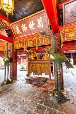 Hanoi 'deki tarihi Edebiyat Tapınağı Van Mieu' daki ana tapınağın iç görüntüsü.