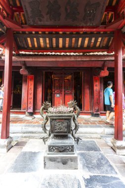 Hanoi 'deki Edebiyat Tapınağı' ndaki daha küçük ve geleneksel bir pavyon yapısının görüntüsü.