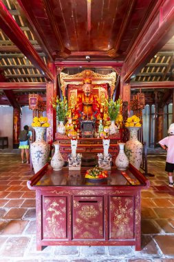 Konfüçyüs 'e adanmış, HANOI' daki Edebiyat Tapınağı içindeki ana tapınağın zengin dekore edilmiş iç kısmı.