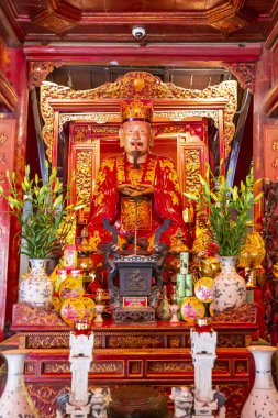 Konfüçyüs 'e adanmış, HANOI' daki Edebiyat Tapınağı içindeki ana tapınağın zengin dekore edilmiş iç kısmı.