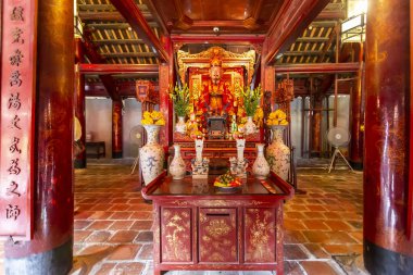 Konfüçyüs 'e adanmış, HANOI' daki Edebiyat Tapınağı içindeki ana tapınağın zengin dekore edilmiş iç kısmı.