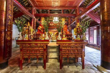Konfüçyüs 'e adanmış, HANOI' daki Edebiyat Tapınağı içindeki ana tapınağın zengin dekore edilmiş iç kısmı.