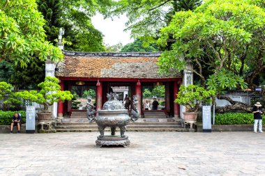 HANOI 'daki tarihi Edebiyat Tapınağı Van Mieu' nun ana avlusuna geniş bir bakış açısı.