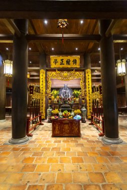 Tarihi Edebiyat Tapınağı Van Mieu 'nun sunağının ayrıntılı ve renkli bir görüntüsü.