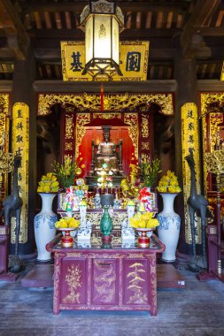 Tarihi Edebiyat Tapınağı Van Mieu 'nun sunağının ayrıntılı ve renkli bir görüntüsü.