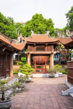 HANOI 'daki Edebiyat Tapınağı içindeki bir avlunun iç görünüşü