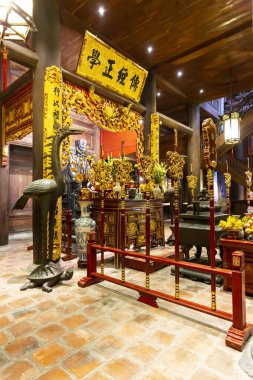 Tarihi Edebiyat Tapınağı Van Mieu 'nun sunağının ayrıntılı ve renkli bir görüntüsü.