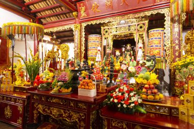 Hanoi 'deki Edebiyat Tapınağı içindeki ana tapınağın son derece süslü ve renkli iç mekanı.