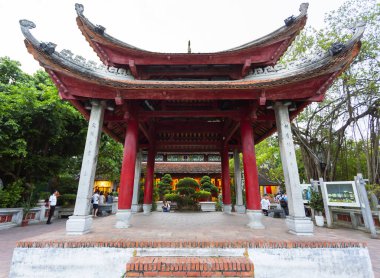 HANOI, VIETNAM 2024, 12 Ağustos: Hanoi 'nin Edebiyat Tapınağı' ndaki Kutsal Nur Kuyusu 'nun adak ve dua kurdeleleriyle geleneksel kırmızı sütun