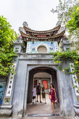 HANOI, VİETNAM 2024, 12 Ağustos: Hanoi, Vietnam 'da Yeşim Dağı Tapınağı, Ngoc Son Tapınağı girişinde süslü, renkli ejderha yardım paneli