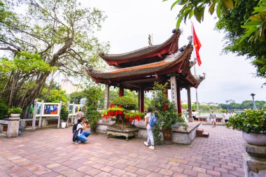 HANOI, VIETNAM 2024, 12 Ağustos: Hanoi 'nin Edebiyat Tapınağı' ndaki Kutsal Nur Kuyusu 'nun adak ve dua kurdeleleriyle geleneksel kırmızı sütun