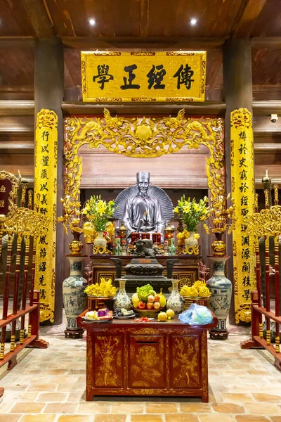 Tarihi Edebiyat Tapınağı Van Mieu 'nun sunağının ayrıntılı ve renkli bir görüntüsü.