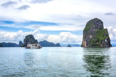 Vietnam 'daki UNESCO Dünya Mirası sitesi olan Vinh Ha Long' un açık deniz manzarası.