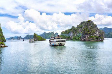 Vietnam 'daki UNESCO Dünya Mirası sitesi olan Vinh Ha Long' un açık deniz manzarası.