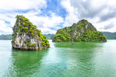 Vietnam 'daki UNESCO Dünya Mirası sitesi olan Vinh Ha Long' un açık deniz manzarası.