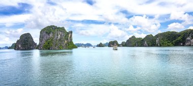 Vietnam 'daki UNESCO Dünya Mirası sitesi olan Vinh Ha Long' un açık deniz manzarası.