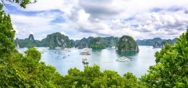 Vietnam 'daki UNESCO Dünya Mirası sitesi olan Vinh Ha Long' un açık deniz manzarası.