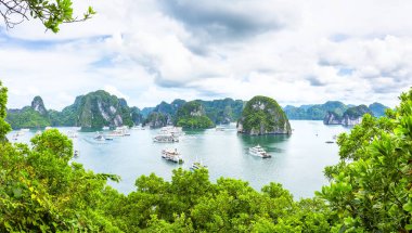 Vietnam 'daki UNESCO Dünya Mirası sitesi olan Vinh Ha Long' un açık deniz manzarası.