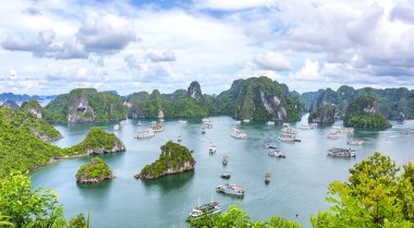 Vietnam 'daki UNESCO Dünya Mirası sitesi olan Vinh Ha Long' un açık deniz manzarası.