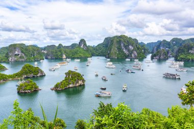 Vietnam 'daki UNESCO Dünya Mirası sitesi olan Vinh Ha Long' un açık deniz manzarası.