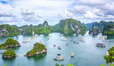 Vietnam 'daki UNESCO Dünya Mirası sitesi olan Vinh Ha Long' un açık deniz manzarası.
