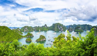 Vietnam 'daki UNESCO Dünya Mirası sitesi olan Vinh Ha Long' un açık deniz manzarası.