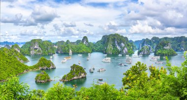 Vietnam 'daki UNESCO Dünya Mirası sitesi olan Vinh Ha Long' un açık deniz manzarası.