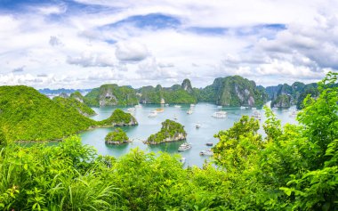 Vietnam 'daki UNESCO Dünya Mirası sitesi olan Vinh Ha Long' un açık deniz manzarası.