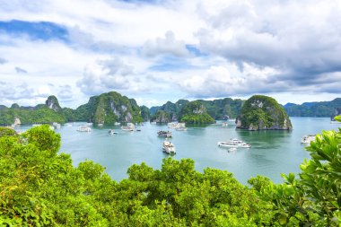 Vietnam 'daki UNESCO Dünya Mirası sitesi olan Vinh Ha Long' un açık deniz manzarası.