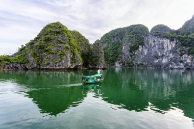 Vietnam 'daki UNESCO Dünya Mirası sitesi olan Vinh Ha Long' un açık deniz manzarası.