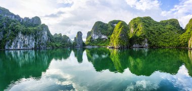 Vietnam 'daki UNESCO Dünya Mirası sitesi olan Vinh Ha Long' un açık deniz manzarası.