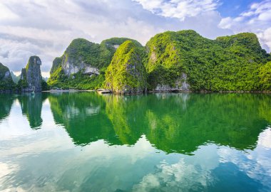 Vietnam 'daki UNESCO Dünya Mirası sitesi olan Vinh Ha Long' un açık deniz manzarası.