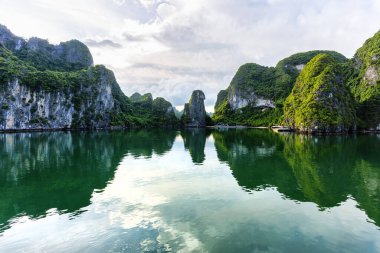 Vietnam 'daki UNESCO Dünya Mirası sitesi olan Vinh Ha Long' un açık deniz manzarası.