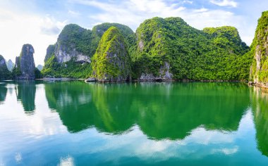 Vietnam 'daki UNESCO Dünya Mirası sitesi olan Vinh Ha Long' un açık deniz manzarası.