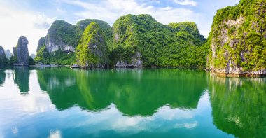 Vietnam 'daki UNESCO Dünya Mirası sitesi olan Vinh Ha Long' un açık deniz manzarası.