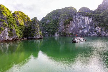 Vietnam 'daki UNESCO Dünya Mirası sitesi olan Vinh Ha Long' un açık deniz manzarası.