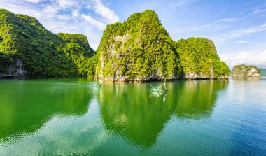 Vietnam 'daki UNESCO Dünya Mirası sitesi olan Vinh Ha Long' un açık deniz manzarası.