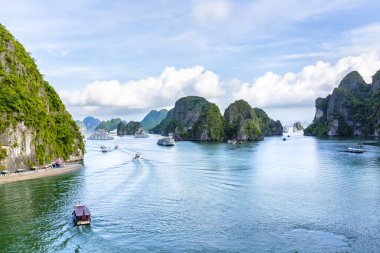 Vietnam 'daki UNESCO Dünya Mirası sitesi olan Vinh Ha Long' un açık deniz manzarası.